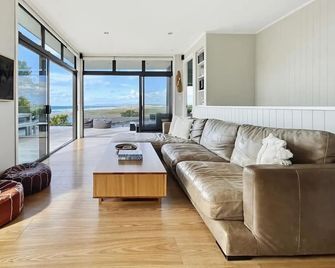 The Beach Casa - Modern holiday home with stunning views, a short walk to surf and sand - Mangawhai - Living room