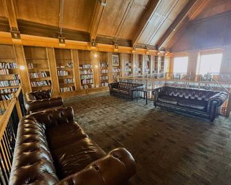 2BR Suite at The Grand Castle Pool Gym & Parking - Grandville - Lounge