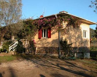 RED apartment surrounded by greenery and tranquility of the Tuscan countryside - Lacona - Bâtiment
