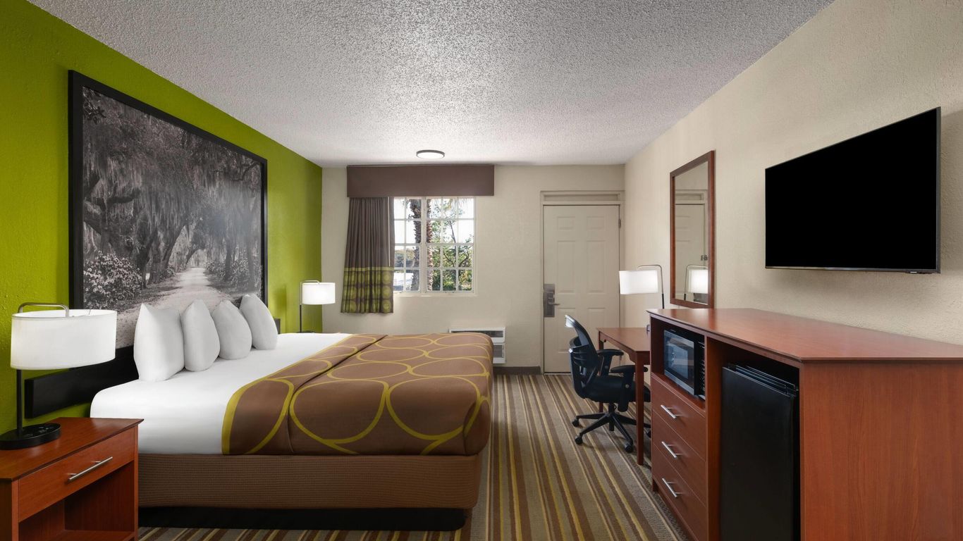 Super 8 by Wyndham Lake City