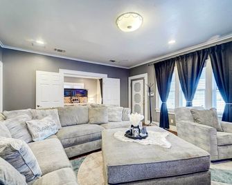 By Dtwn Lubbock! Spacious 4br Home Near Texas Tech - Lubbock - Living room