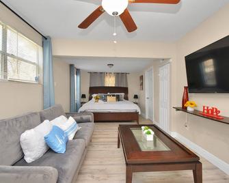 Spacious Home w/ King Bed - mid of Kemah and Galveston - Texas City - Bedroom