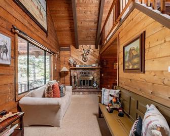 Charming D-Log Cabin w/ Cozy Casita & Private Hot Tub in the heart of Strawberry - Strawberry - Sala de estar