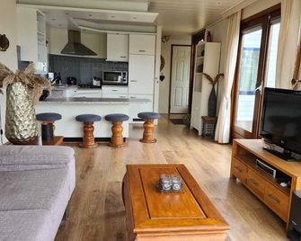 Beautiful 6-person chalet within walking distance of the beach - Scharendijke - Sala de estar