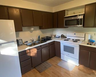 Top floor unit conveniently located in downtown Ketchikan! [Ask for Rental Car] - Ketchikan - Kitchen