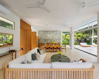 Oceanfront Paradise:4-Bedroom Villa with Expansive Pool in Santa Teresa Sea Wing - Cobano - Sala de estar