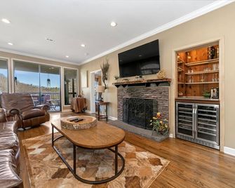 Lake Toxaway Falls: Waterfall Views, Luxury Condo, minutes from hiking! - Lake Toxaway - Living room