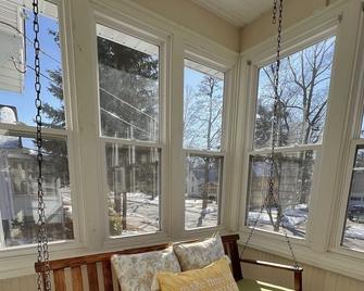 2 Bed, 2 Bath Cozy Home Across from Zoo in the heart of Baraboo. - Baraboo - Balcony