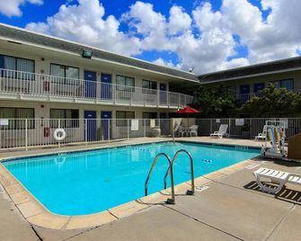 Motel 6 Kingsville Tx - Kingsville - Pool