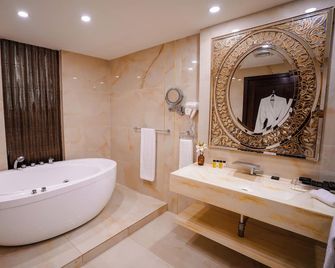 Nine Tree Luxury Hotel & Suites Lahore - Láhaur - Koupelna
