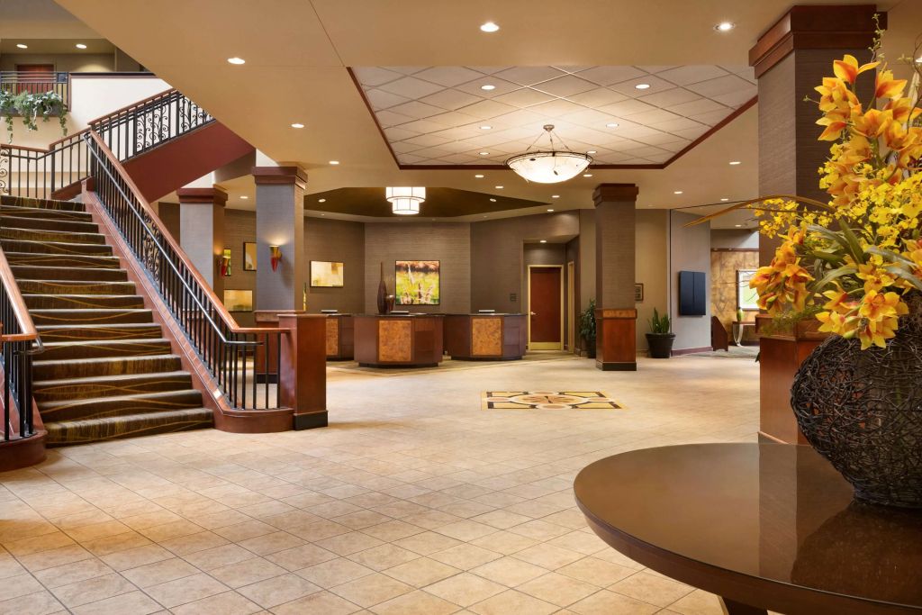 Embassy Suites by Hilton Lincoln - לינקולן - לובי