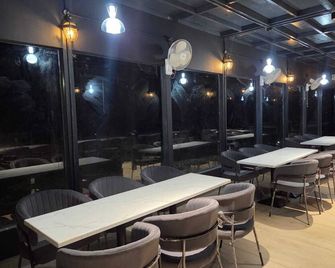 Samlaun - Devaprayāg - Restaurant