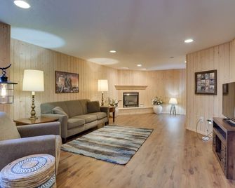 5 Mi to Dtwn Pet-Friendly Wheatland Twin Home! - Fargo - Living room