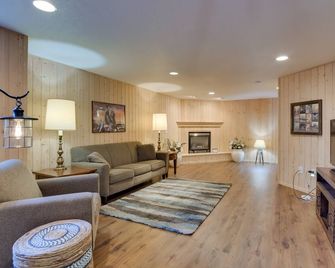 5 Mi to Dtwn Pet-Friendly Wheatland Twin Home! - Fargo - Pokój dzienny