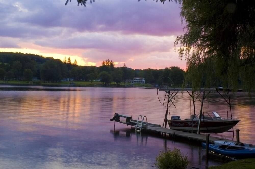 Quiet, Charming Lakefront Cottage