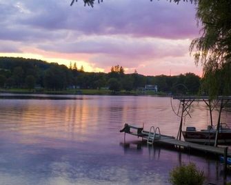 Quiet, Charming Lakefront Cottage - New Milford - Vista del exterior
