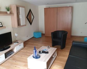 Very nice apartment with balcony overlooking the greenery - Trier - Living room
