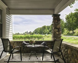 Comfortable spacious farmhouse vineyard location. Ensuite bathrooms. - Lincoln - Patio