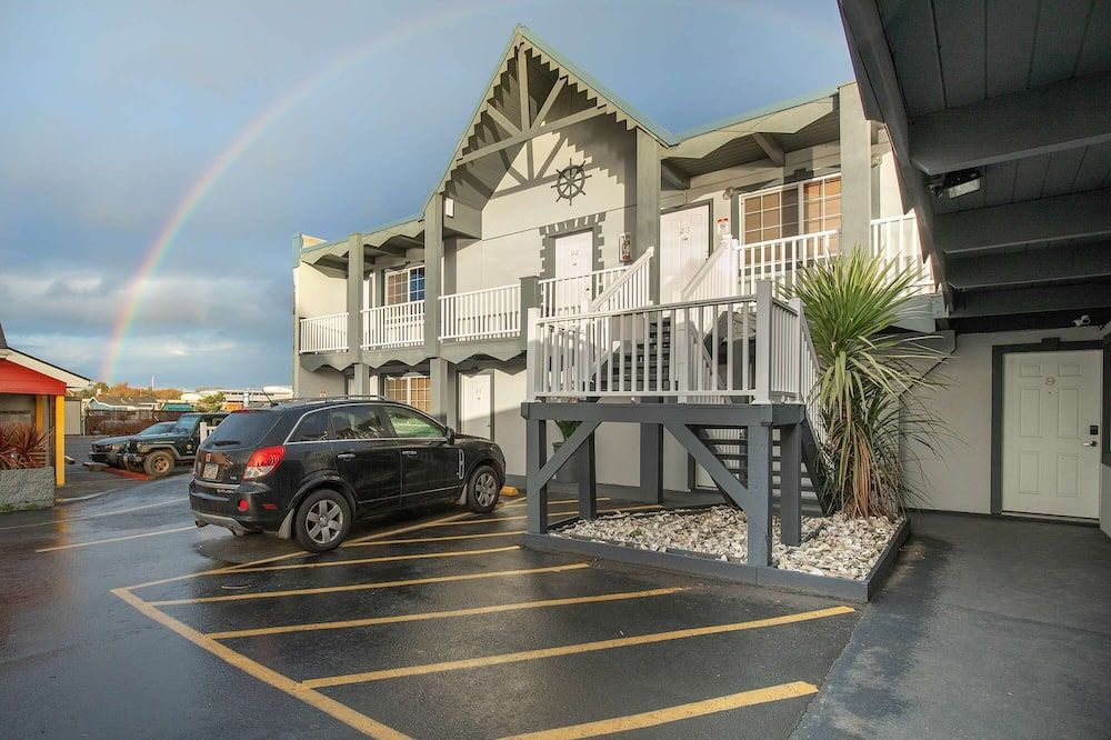 Voyager - 1 Bedroom Suite with 1 King and 1 Queen Bed at Wanderlust Inn, Pet Friendly - Ocean Shores - Bâtiment