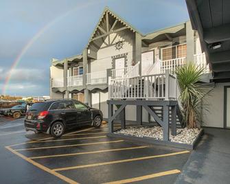 Voyager - 1 Bedroom Suite with 1 King and 1 Queen Bed at Wanderlust Inn, Pet Friendly - 海岸 - 建築