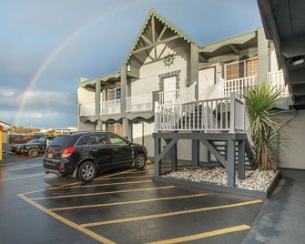 Voyager - 1 Bedroom Suite with 1 King and 1 Queen Bed at Wanderlust Inn, Pet Friendly - Ocean Shores - Bâtiment
