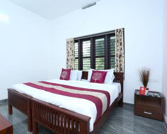 Oyo 14841 Indra Holiday Home - Kalpetta - Bedroom