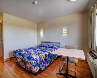 Super 7 Inn - Bossier City - Slaapkamer