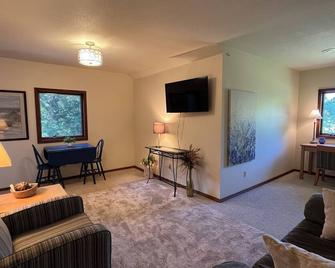 Quiet Apartment in Beautiful Setting - 쉬보이간 - 거실