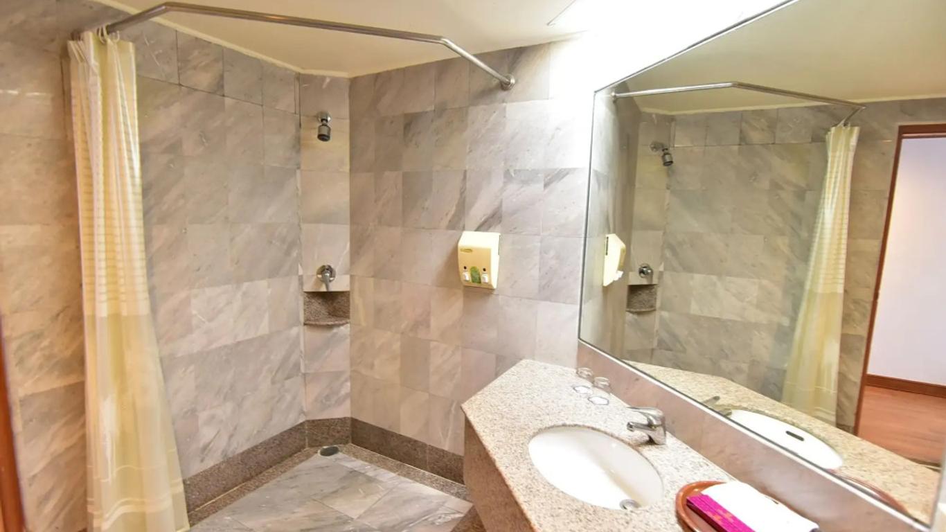 Thumrin Thana Hotel