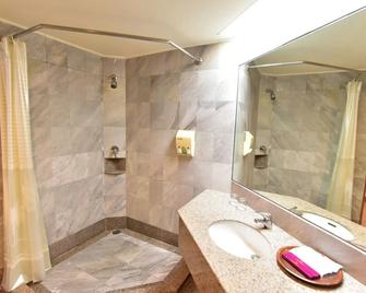 Thumrin Thana Hotel - Trang - Bathroom