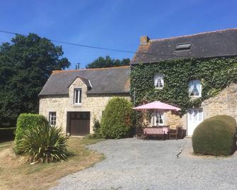 Brittany Cottage Sleeps 4, Heated Pool, Free Wifi, Satellite Tv, Pet Friendly - Plouguenast - Edificio