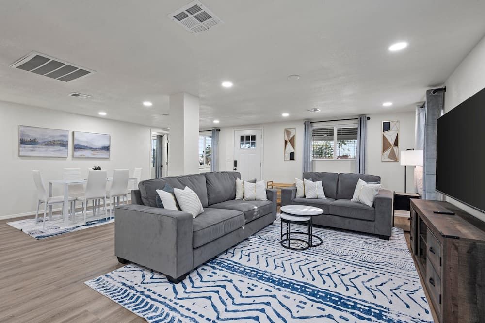 5 Miles From Downtown Phoenix- 2 Bedrooms - פיניקס - סלון