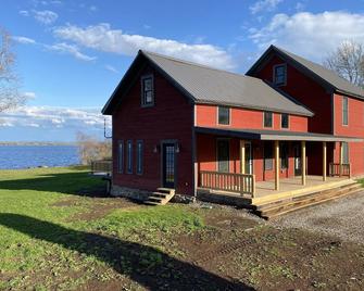 Red House Lodge - Champlain - Building