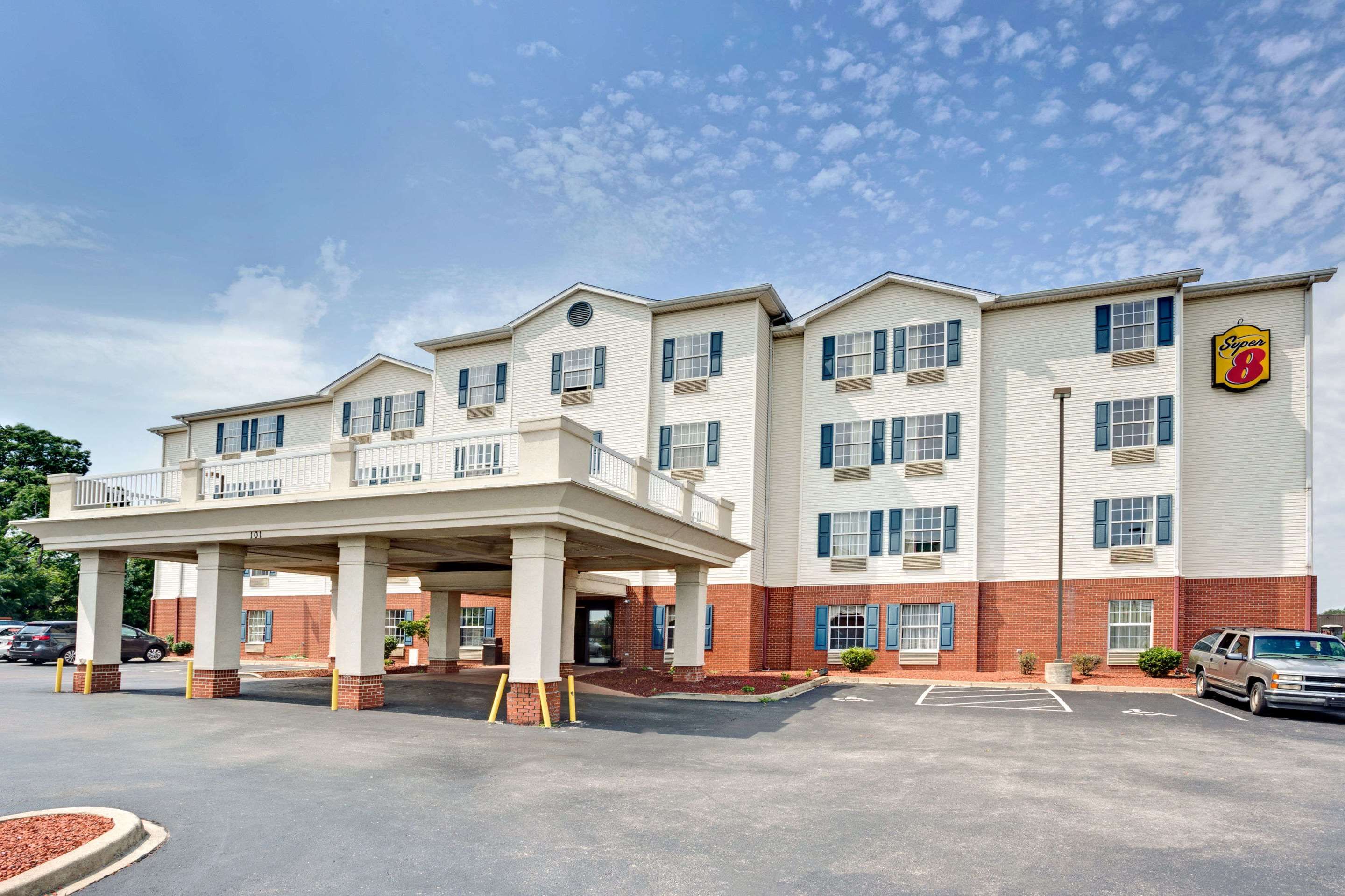 Super 8 by Wyndham Louisville/Expo Center - Louisville - Bygning
