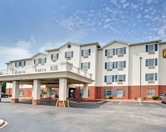 Super 8 by Wyndham Louisville/Expo Center - לואיסוויל - בניין