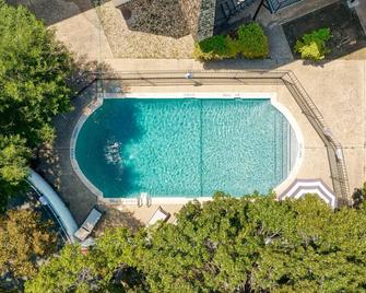 Heart of SoCo 2BR and 1BR King Suites with Free Parking, Pool, and Laundry Center - Austin - Piscina