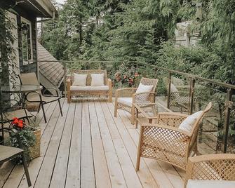 Cobble Wood and Bird Sanctuary Guest Houses - Tofino - Balcony