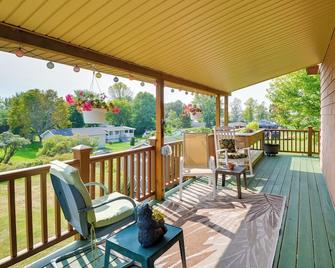 Warm and Cozy Clayton Cabin Near St Lawrence River! - Clayton - Balcón