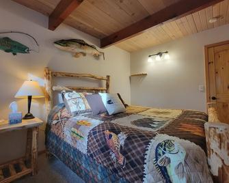 Quiet Updated Cabin Nestled in Forest Close to Twain Harte & Pinecrest Lake - Mi Wuk Village - Habitación