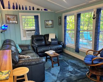 Fun Family Wolfeboro Winnipesaukee Bay Waterfront With Sup, 5 Kayaks & 2 Canoes - Wolfeboro - Living room