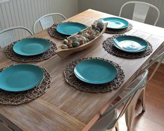 The Salty Mermaid-Rockport, TX 3-walking distance to pier, music, food+ big yard - Fulton - Dining room