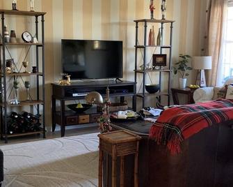 New two story townhome with plenty of outdoor space. - Winter Springs - Living room