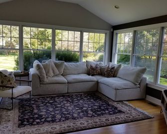 Bike to beach from family Shore house in quiet Sea Girt Estates - Lakewood - Living room