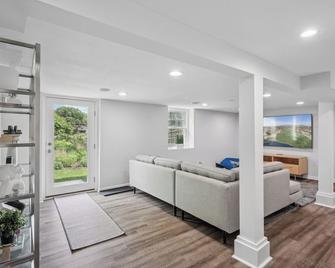 MSP/Mall of America/Pond View with garden oasis - Richfield - Living room