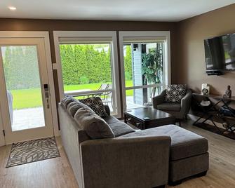 Legal 2 bedroom suite conforms to the new 2024 Short Term Rental Regulations. - Oliver - Sala de estar