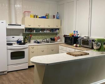 4 Bedroom Home Away From Home- Remodeled 10/21 - Carlisle - Kitchen
