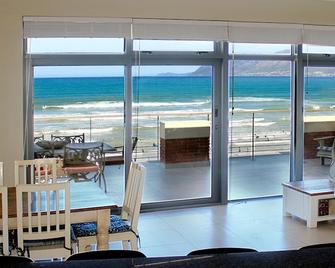 Bluebird Penthouse Muizenberg Beachfront - Kalk Bay - Dining room