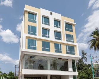 OYO 20018 Silverkey D Square Omr - Navalur - Building