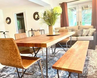 Spacious Guest Suite on Lower Level in Prestigious Great Falls,VA, 2-Acre Nature - Great Falls - Dining room