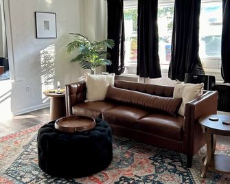 Charming 1-bedroom apartment in Southwest Greensburg - close to everything. - Greensburg - Вітальня